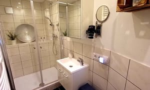 Badezimmer mit Dusche