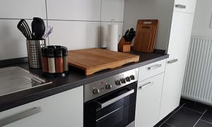 Küchenzeile mit Haushaltsgeräten & Gewürzen
