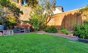 Garten Terrasse mit Sitzbank & Tisch
