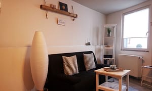 Wohnzimmer mit Sofa & Radio